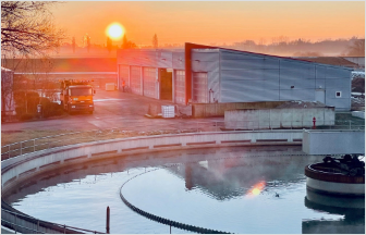 Blick auf die Kläranlage bei Sonnenuntergang